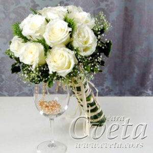 Bidermajer od belih ruža