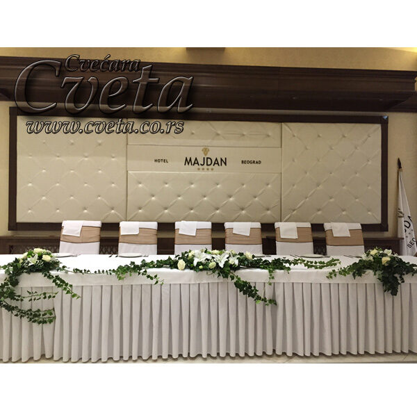 Dekoracija stola za mladence